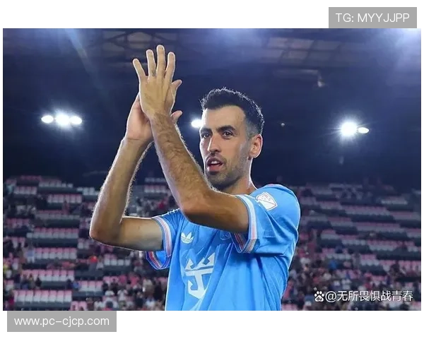 瞬间聚焦：老教练赛后退场向球迷致意，疑似告别时刻引关注