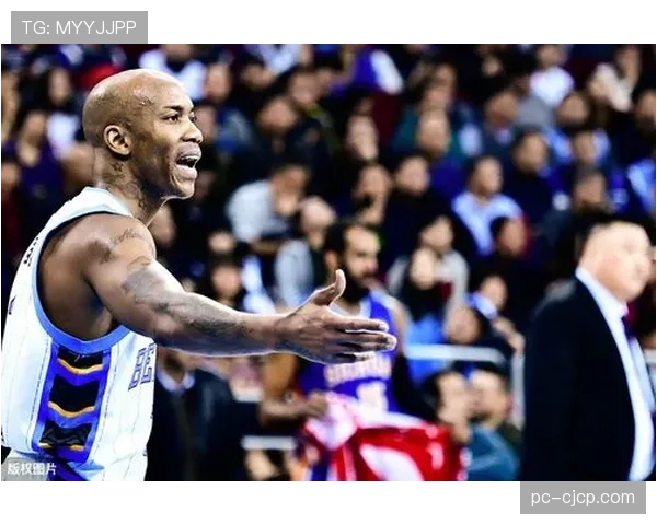 致敬传奇：山东队主场为即将退役的外援哈德森播放致敬短片